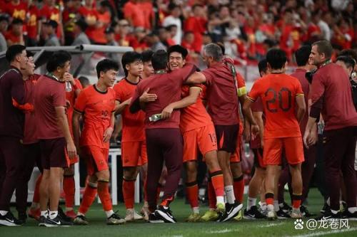 错失绝杀！U23国足后点双鬼拍门，可惜头球打偏