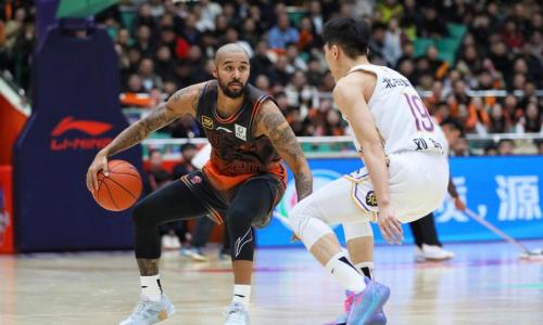 鲁媒：山东新大外援斯蒂尔在太原和球队会合克里斯随队康复治疗