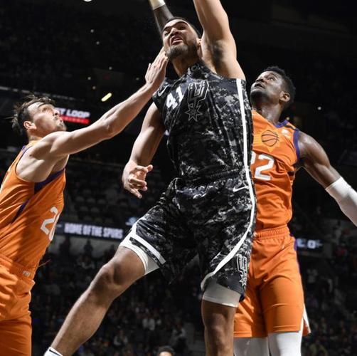 拼尽全力！凯尔盖伊21中10空砍全队最高30分外加6助