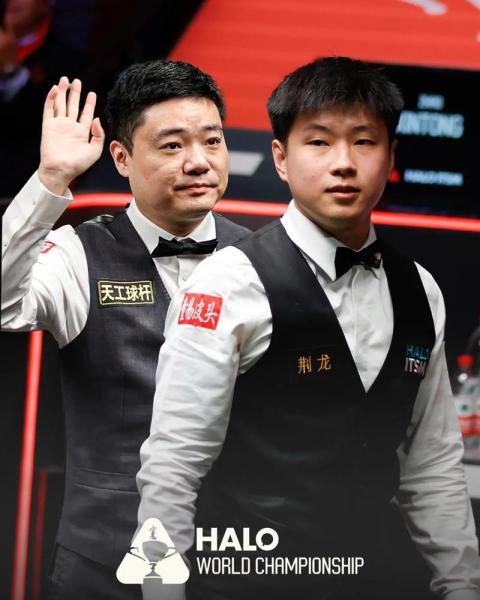 幽默星爷！周星驰晒与赵心童打台球合照，发文自嘲自己天赋太差