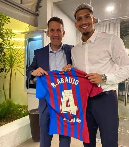 阿劳霍：在铲倒福登的那一瞬间我明显是冲着球去的，并无恶意，赛后他对我说没关系_英超直播