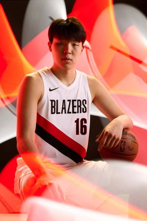 媒体人指出杨瀚森在防守和移动方面的提升很明显，但在最后的把握上还需加强_NBA直播