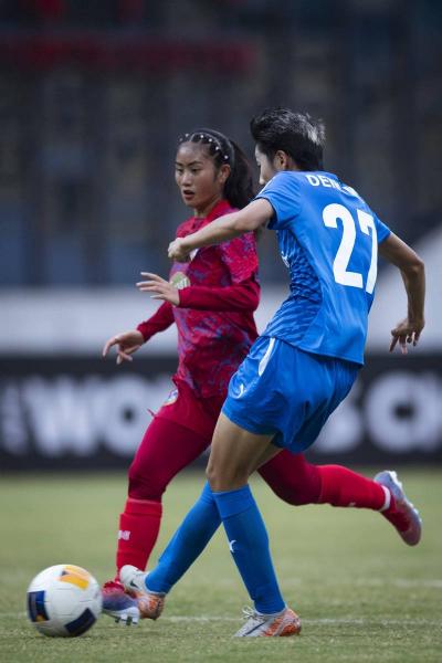 两度争议判罚！邓梦晔进球被吹越位，武汉女足遇门线悬案